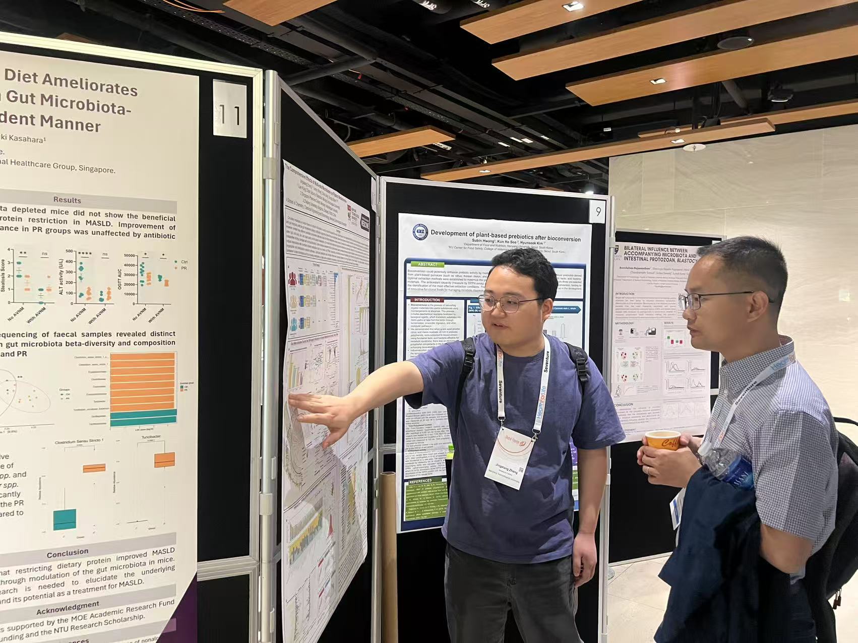 Jingxiang ZHANG discussing his poster with an attendee
