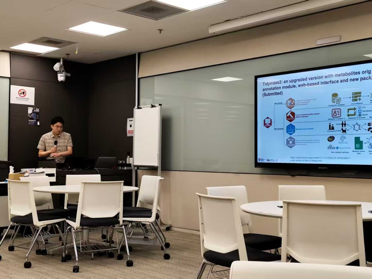 Yijiang LIU presenting his metabolomics research