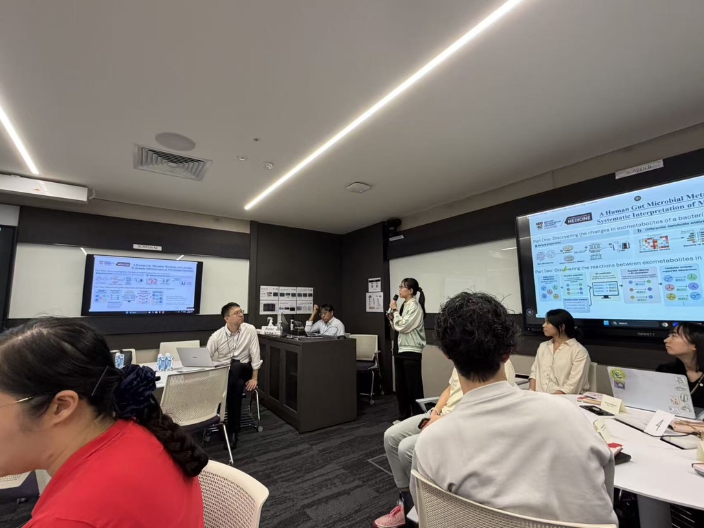Chi Fang HSU giving a research presentation
